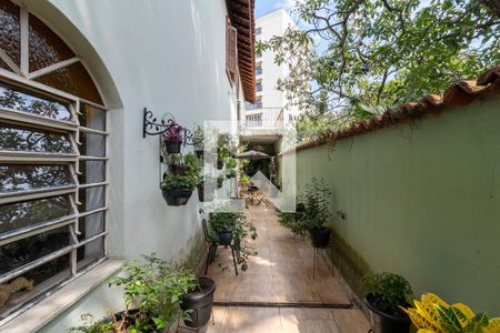 Casa à venda com 700m², 3 quartos e 6 vagasCorredor Lateral