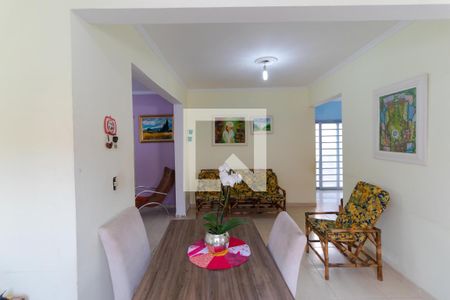 Casa à venda com 320m², 6 quartos e 2 vagas Casa à venda com 320m², 6 quartos e 2 vagasSalas