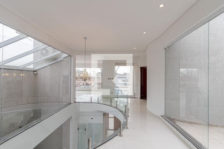 Casa à venda com 650m², 4 quartos e 4 vagas Casa à venda com 650m², 4 quartos e 4 vagasCorredor