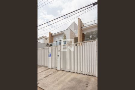 Casa à venda com 650m², 4 quartos e 4 vagas Casa à venda com 650m², 4 quartos e 4 vagasFachada