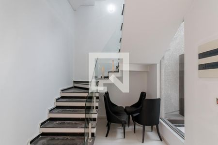 Casa à venda com 650m², 4 quartos e 4 vagas Casa à venda com 650m², 4 quartos e 4 vagasEscadas