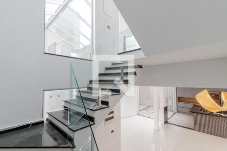 Casa à venda com 650m², 4 quartos e 4 vagas Casa à venda com 650m², 4 quartos e 4 vagasEscadas