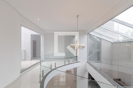 Casa à venda com 650m², 4 quartos e 4 vagas Casa à venda com 650m², 4 quartos e 4 vagasCorredor