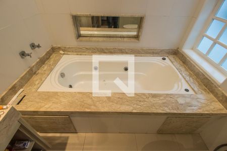 Casa de condomínio à venda com 420m², 7 quartos e 4 vagasBanheiro da Suíte