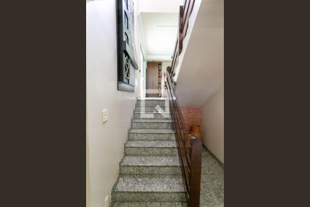 Casa à venda com 290m², 5 quartos e 3 vagas Casa à venda com 290m², 5 quartos e 3 vagasEscada