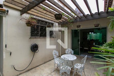 Casa à venda com 290m², 5 quartos e 3 vagas Casa à venda com 290m², 5 quartos e 3 vagasVaranda