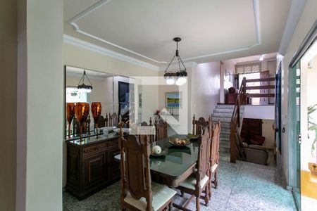 Casa à venda com 290m², 5 quartos e 3 vagas Casa à venda com 290m², 5 quartos e 3 vagasSala de Jantar