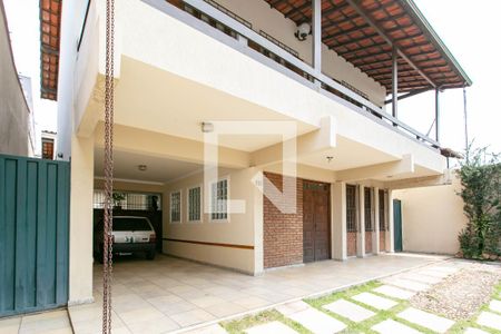 Casa à venda com 290m², 5 quartos e 3 vagas Casa à venda com 290m², 5 quartos e 3 vagasGaragem