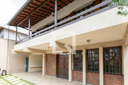 Casa à venda com 290m², 5 quartos e 3 vagas Casa à venda com 290m², 5 quartos e 3 vagasFachada