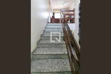 Casa à venda com 290m², 5 quartos e 3 vagas Casa à venda com 290m², 5 quartos e 3 vagasEscada