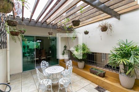 Casa à venda com 290m², 5 quartos e 3 vagas Casa à venda com 290m², 5 quartos e 3 vagasVaranda