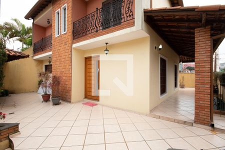 Casa à venda com 200m², 4 quartos e 6 vagas Casa à venda com 200m², 4 quartos e 6 vagasQuintal