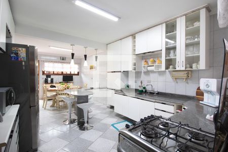 Casa à venda com 200m², 4 quartos e 6 vagas Casa à venda com 200m², 4 quartos e 6 vagasCopa e cozinha