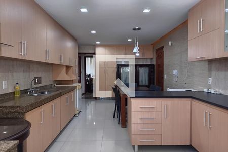 Apartamento à venda com 205m², 4 quartos e 3 vagas Apartamento à venda com 205m², 4 quartos e 3 vagasCozinha