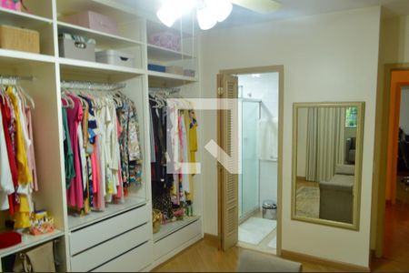 Casa de condomínio à venda com 400m², 4 quartos e 3 vagasCloset da suíte