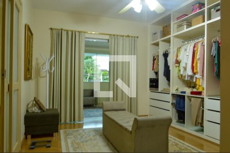 Casa de condomínio à venda com 400m², 4 quartos e 3 vagasCloset da suíte