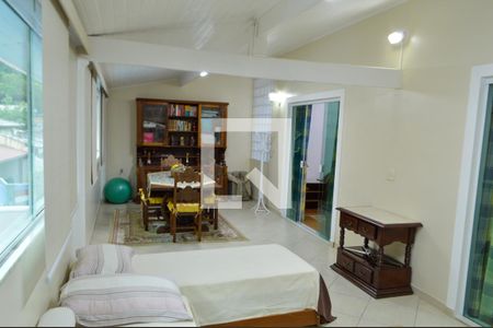 Casa de condomínio à venda com 400m², 4 quartos e 3 vagasVaranda Fechada 