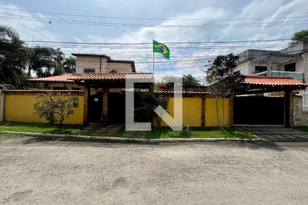 Casa de condomínio à venda com 350m², 3 quartos e 2 vagas Casa de condomínio à venda com 350m², 3 quartos e 2 vagasFachada
