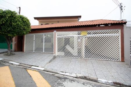 Casa à venda com 180m², 4 quartos e 4 vagas Casa à venda com 180m², 4 quartos e 4 vagasFachada