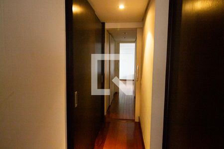 Apartamento para alugar com 260m², 3 quartos e 4 vagas Apartamento para alugar com 260m², 3 quartos e 4 vagasCorredor armários