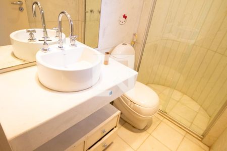 Apartamento para alugar com 260m², 3 quartos e 4 vagas Apartamento para alugar com 260m², 3 quartos e 4 vagasBanheiro da Suíte 1