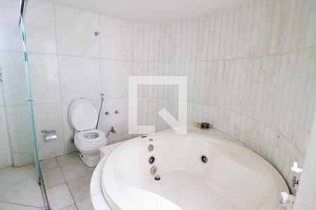 Apartamento para alugar com 260m², 3 quartos e 4 vagas Apartamento para alugar com 260m², 3 quartos e 4 vagasBanheiro da Suíte