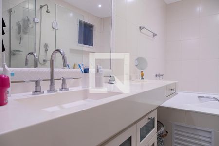 Casa de condomínio à venda com 330m², 4 quartos e 2 vagasBanheiro da suíte 3