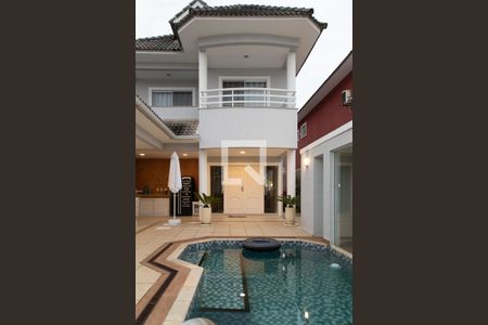 Casa de condomínio à venda com 330m², 4 quartos e 2 vagasFachada interna