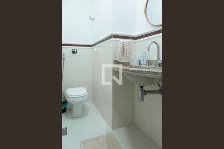 Casa de condomínio à venda com 330m², 4 quartos e 2 vagasLavabo