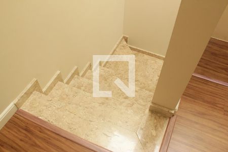 Casa à venda com 133m², 3 quartos e 2 vagasEscada