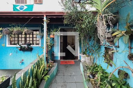 Casa à venda com 190m², 3 quartos e 3 vagas Casa à venda com 190m², 3 quartos e 3 vagasEntrada