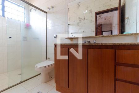 Casa à venda com 432m², 4 quartos e 4 vagas Casa à venda com 432m², 4 quartos e 4 vagasBanheiro da Suíte 01