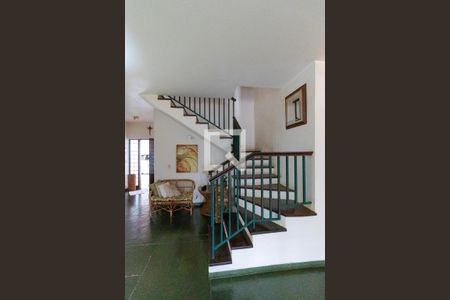 Casa à venda com 432m², 4 quartos e 4 vagas Casa à venda com 432m², 4 quartos e 4 vagasEscada