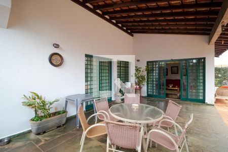 Casa à venda com 432m², 4 quartos e 4 vagas Casa à venda com 432m², 4 quartos e 4 vagasvaranda