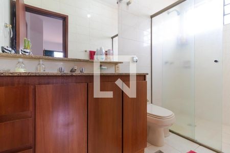 Casa à venda com 432m², 4 quartos e 4 vagas Casa à venda com 432m², 4 quartos e 4 vagasBanheiro da Suíte 04