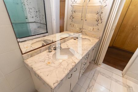 Apartamento à venda com 198m², 3 quartos e 4 vagas Apartamento à venda com 198m², 3 quartos e 4 vagasBanheiro da Suíte 1