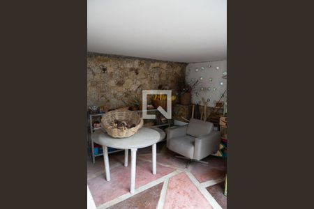 Casa à venda com 330m², 6 quartos e 1 vaga Casa à venda com 330m², 6 quartos e 1 vagaÁrea Externa