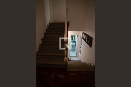 Casa à venda com 330m², 6 quartos e 1 vaga Casa à venda com 330m², 6 quartos e 1 vagaEscada