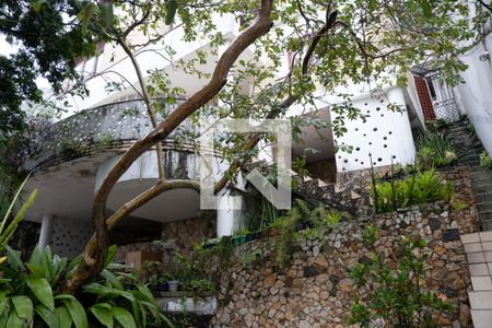 Casa à venda com 330m², 6 quartos e 1 vaga Casa à venda com 330m², 6 quartos e 1 vagaÁrea Externa