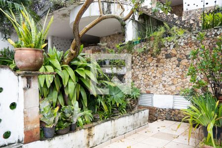 Casa à venda com 330m², 6 quartos e 1 vaga Casa à venda com 330m², 6 quartos e 1 vagaÁrea Externa
