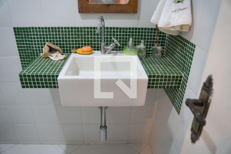 Casa à venda com 330m², 6 quartos e 1 vaga Casa à venda com 330m², 6 quartos e 1 vagaBanheiro 2