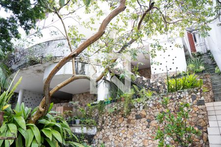 Casa à venda com 330m², 6 quartos e 1 vaga Casa à venda com 330m², 6 quartos e 1 vagaÁrea Externa