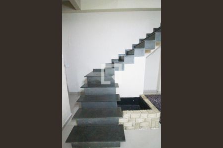 Casa à venda com 180m², 4 quartos e 2 vagasescada acesso sala