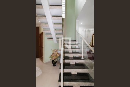 Escada de casa para alugar com 3 quartos, 150m² em Jardim Santa Clara, Guarulhos