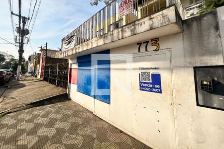 Casa à venda com 275m², 3 quartos e 2 vagas Casa à venda com 275m², 3 quartos e 2 vagasFachada