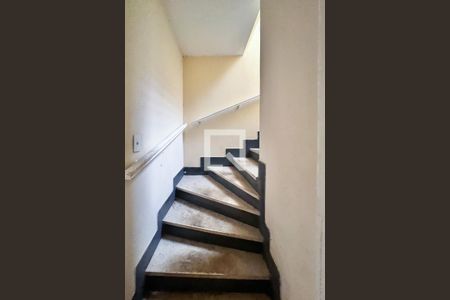 Casa à venda com 275m², 3 quartos e 2 vagas Casa à venda com 275m², 3 quartos e 2 vagasEscada