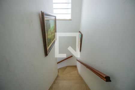 Casa à venda com 170m², 2 quartos e 2 vagas Casa à venda com 170m², 2 quartos e 2 vagasEscada