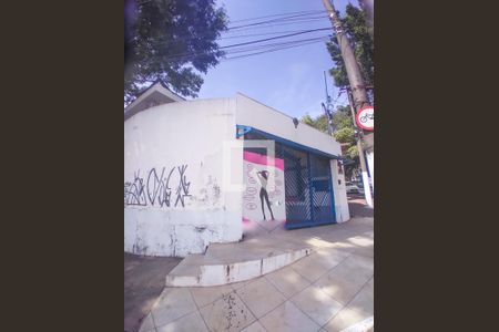 Casa à venda com 170m², 2 quartos e 2 vagas Casa à venda com 170m², 2 quartos e 2 vagasFachada