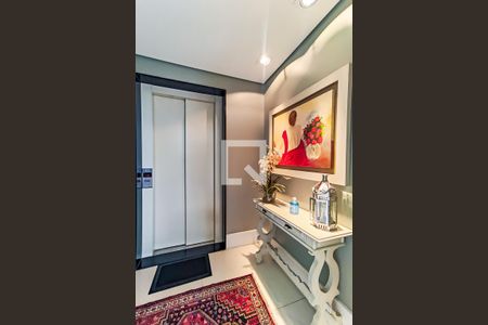 Apartamento à venda com 186m², 3 quartos e 4 vagas Apartamento à venda com 186m², 3 quartos e 4 vagasHall Elevador