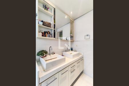 Apartamento à venda com 186m², 3 quartos e 4 vagas Apartamento à venda com 186m², 3 quartos e 4 vagasBanheiro Suíte 1